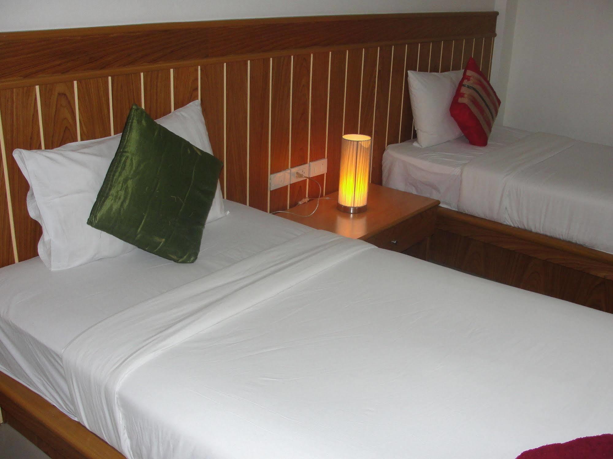 Park Eden Hotel Patong Luaran gambar